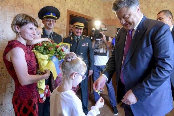 Сотрудники СБУ получили ключи от новых квартир из рук Президента Украины