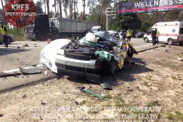 В Киеве водитель "Audi А6", совершая обгон, влетел в фуру: авто разорвало на части, водитель погиб. 18+ В Киеве водитель "Audi А6", совершая обгон, влетел в фуру: авто разорвало на части, водитель погиб. 18+