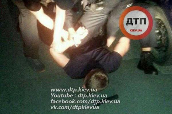 В Киеве патрульные поймали пьяного водителя, который ночью летал по городу с выключенными фарами по "встречке" В Киеве патрульные поймали пьяного водителя, который ночью летал по городу с выключенными фарами по "встречке"