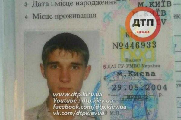 В Киеве патрульные поймали пьяного водителя, который ночью летал по городу с выключенными фарами по "встречке" В Киеве патрульные поймали пьяного водителя, который ночью летал по городу с выключенными фарами по "встречке"