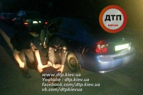 В Киеве патрульные поймали пьяного водителя, который ночью летал по городу с выключенными фарами по "встречке" В Киеве патрульные поймали пьяного водителя, который ночью летал по городу с выключенными фарами по "встречке"