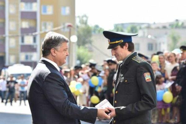 Сотрудники СБУ получили ключи от новых квартир из рук Президента Украины