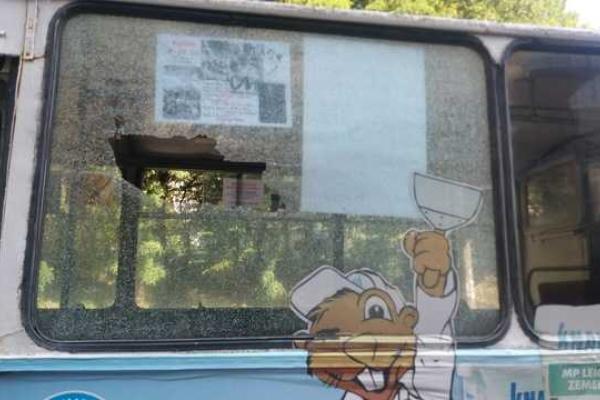 В Хмельницком неизвестные обстреляли троллейбус В Хмельницком неизвестные обстреляли троллейбус