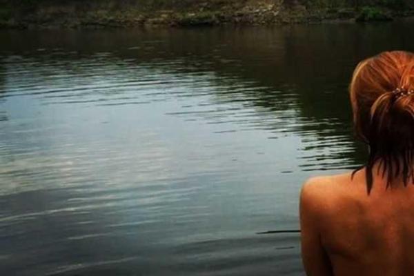 Актриса Любовь Толкалина устроила обнаженный заплыв в реке Мокша Актриса Любовь Толкалина устроила обнаженный заплыв в реке Мокша