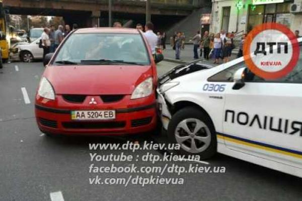 В Киеве масштабное ДТП, участником которого стал полицейский "Toyota Prius" В Киеве масштабное ДТП, участником которого стал полицейский "Toyota Prius"