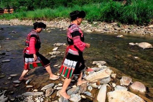 Журналисты показали деревню, в которой живут "длинноволосые женщины" Журналисты показали деревню, в которой живут "длинноволосые женщины"