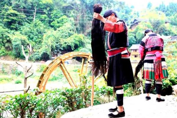 Журналисты показали деревню, в которой живут "длинноволосые женщины" Журналисты показали деревню, в которой живут "длинноволосые женщины"