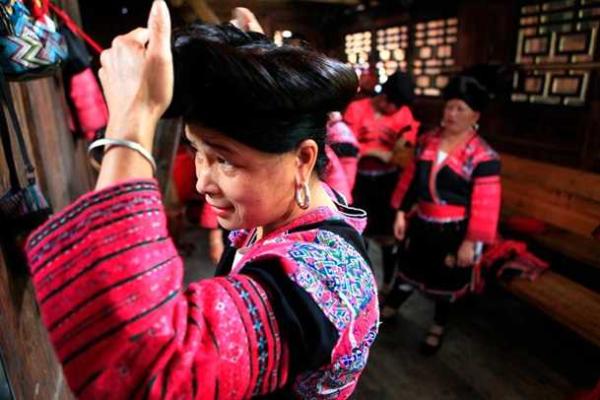 Журналисты показали деревню, в которой живут "длинноволосые женщины" Журналисты показали деревню, в которой живут "длинноволосые женщины"