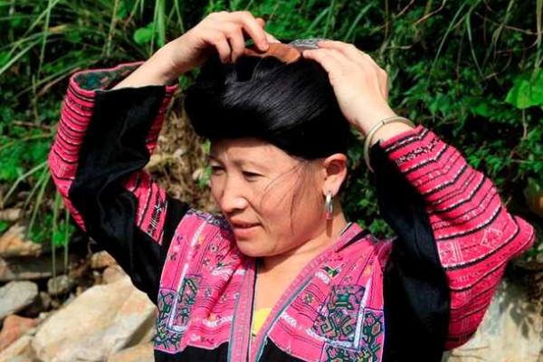 Журналисты показали деревню, в которой живут "длинноволосые женщины" Журналисты показали деревню, в которой живут "длинноволосые женщины"