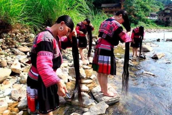 Журналисты показали деревню, в которой живут "длинноволосые женщины" Журналисты показали деревню, в которой живут "длинноволосые женщины"