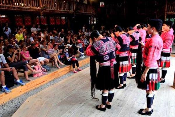 Журналисты показали деревню, в которой живут "длинноволосые женщины" Журналисты показали деревню, в которой живут "длинноволосые женщины"