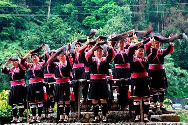 Журналисты показали деревню, в которой живут "длинноволосые женщины" Журналисты показали деревню, в которой живут "длинноволосые женщины"