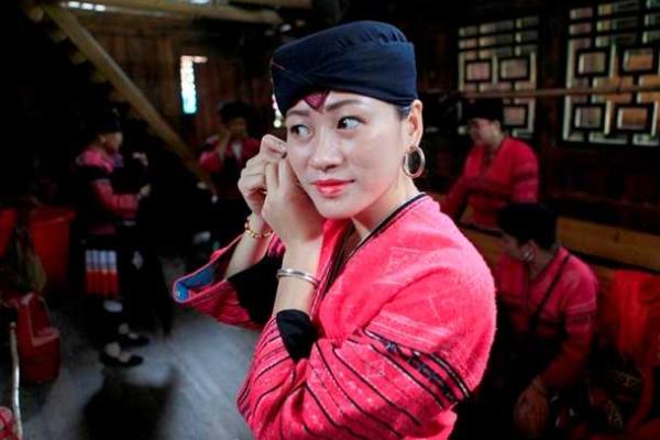 Журналисты показали деревню, в которой живут "длинноволосые женщины" Журналисты показали деревню, в которой живут "длинноволосые женщины"