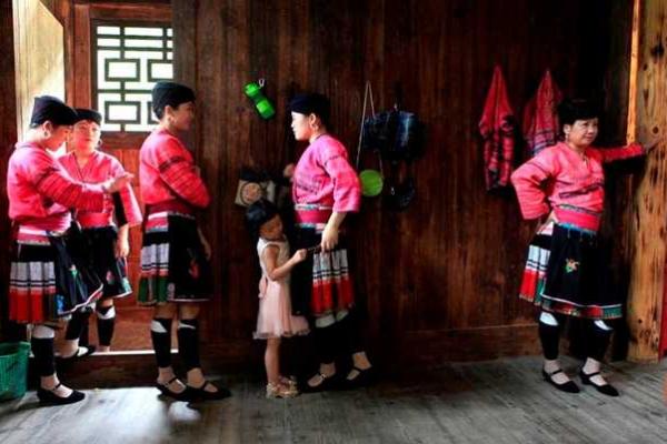 Журналисты показали деревню, в которой живут "длинноволосые женщины" Журналисты показали деревню, в которой живут "длинноволосые женщины"