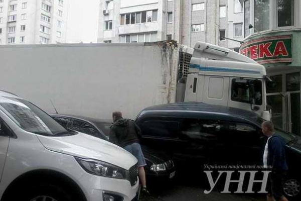 В Хмельницком грузовик "ДАФ" без водителя протаранил 4 легковушки и врезалась в жилой дом В Хмельницком грузовик "ДАФ" без водителя протаранил 4 легковушки и врезалась в жилой дом