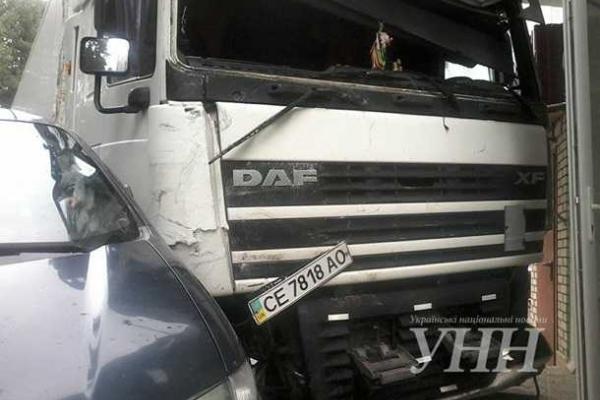 В Хмельницком грузовик "ДАФ" без водителя протаранил 4 легковушки и врезалась в жилой дом В Хмельницком грузовик "ДАФ" без водителя протаранил 4 легковушки и врезалась в жилой дом
