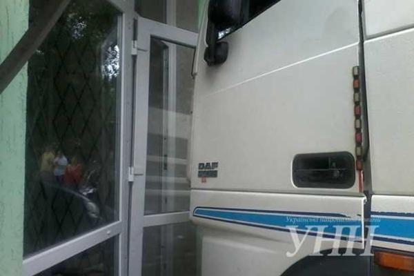 В Хмельницком грузовик "ДАФ" без водителя протаранил 4 легковушки и врезалась в жилой дом В Хмельницком грузовик "ДАФ" без водителя протаранил 4 легковушки и врезалась в жилой дом