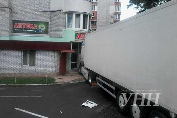 В Хмельницком грузовик "ДАФ" без водителя протаранил 4 легковушки и врезалась в жилой дом В Хмельницком грузовик "ДАФ" без водителя протаранил 4 легковушки и врезалась в жилой дом