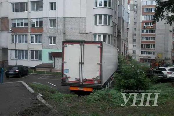 В Хмельницком грузовик "ДАФ" без водителя протаранил 4 легковушки и врезалась в жилой дом В Хмельницком грузовик "ДАФ" без водителя протаранил 4 легковушки и врезалась в жилой дом