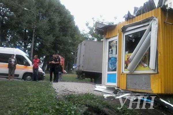 В Хмельницком грузовик "ДАФ" без водителя протаранил 4 легковушки и врезалась в жилой дом В Хмельницком грузовик "ДАФ" без водителя протаранил 4 легковушки и врезалась в жилой дом