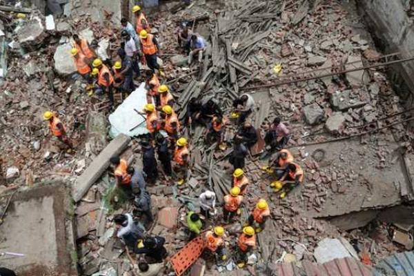 В Индии рухнул жилой дом, под завалами остались люди В Индии рухнул жилой дом, под завалами остались люди