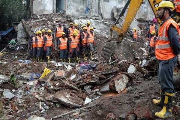 В Индии рухнул жилой дом, под завалами остались люди В Индии рухнул жилой дом, под завалами остались люди