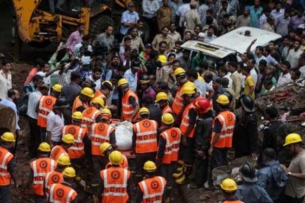 В Индии рухнул жилой дом, под завалами остались люди В Индии рухнул жилой дом, под завалами остались люди