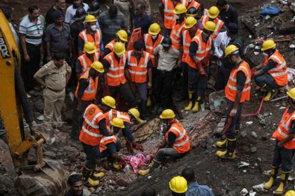 В Индии рухнул жилой дом, под завалами остались люди В Индии рухнул жилой дом, под завалами остались люди