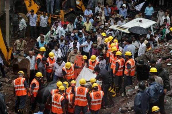 В Индии рухнул жилой дом, под завалами остались люди В Индии рухнул жилой дом, под завалами остались люди