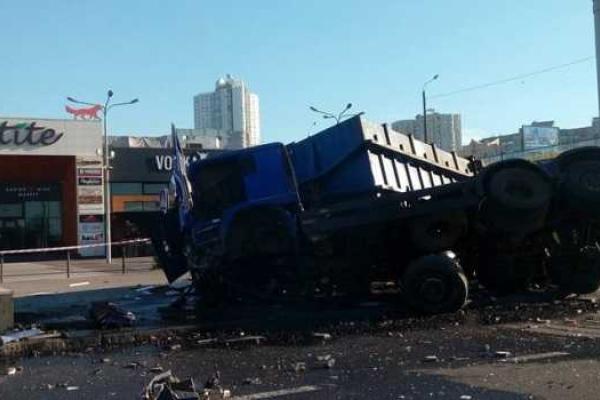 В Киеве перевернулась фура с прицепом, образовав на трассе огромный затор В Киеве перевернулась фура с прицепом, образовав на трассе огромный затор