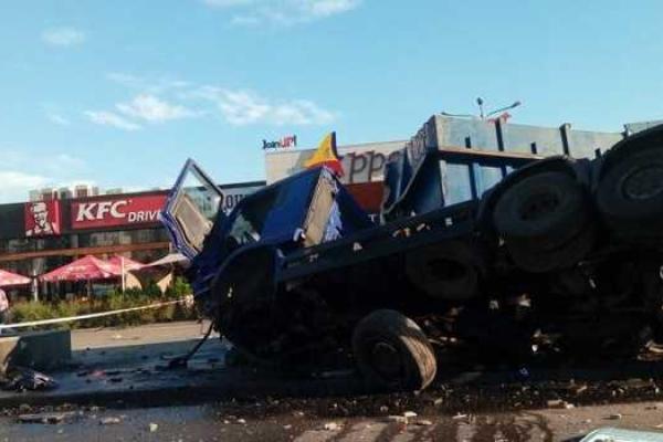 В Киеве перевернулась фура с прицепом, образовав на трассе огромный затор В Киеве перевернулась фура с прицепом, образовав на трассе огромный затор