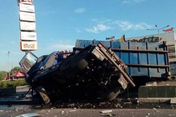 В Киеве перевернулась фура с прицепом, образовав на трассе огромный затор В Киеве перевернулась фура с прицепом, образовав на трассе огромный затор