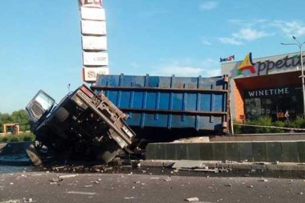 В Киеве перевернулась фура с прицепом, образовав на трассе огромный затор В Киеве перевернулась фура с прицепом, образовав на трассе огромный затор