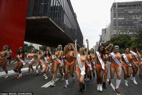 В Сан-Паулу образовалась пробка на дороге из-за полуобнаженных участниц конкурса "Мисс Бум-Бум-2016" В Сан-Паулу образовалась пробка на дороге из-за полуобнаженных участниц конкурса "Мисс Бум-Бум-2016"