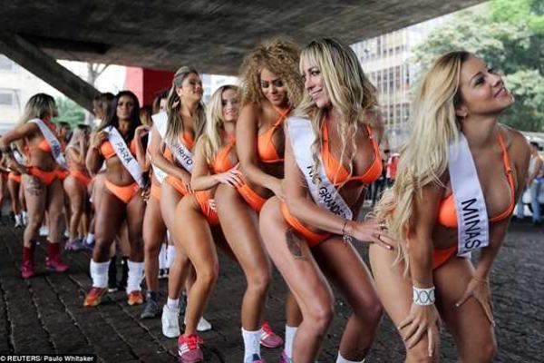 В Сан-Паулу образовалась пробка на дороге из-за полуобнаженных участниц конкурса "Мисс Бум-Бум-2016" В Сан-Паулу образовалась пробка на дороге из-за полуобнаженных участниц конкурса "Мисс Бум-Бум-2016"