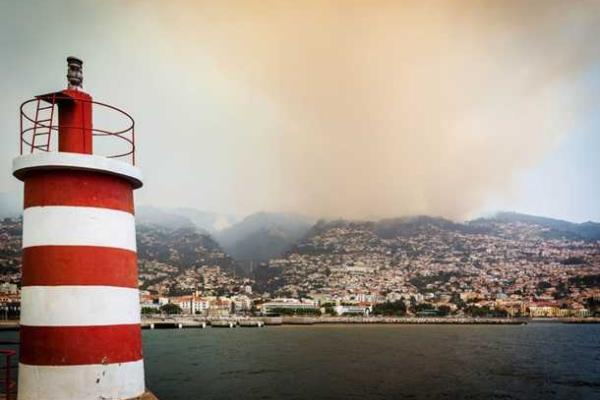 Португальский остров Мадейра охвачен огнем: есть жертвы, идет эвакуация