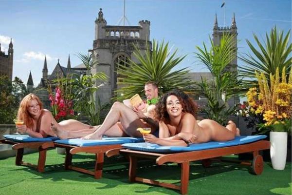 В центре Лондона открыли террасу для нудистов с красивым видом на город В центре Лондона открыли террасу для нудистов с красивым видом на город