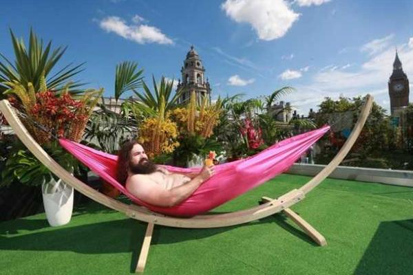 В центре Лондона открыли террасу для нудистов с красивым видом на город В центре Лондона открыли террасу для нудистов с красивым видом на город