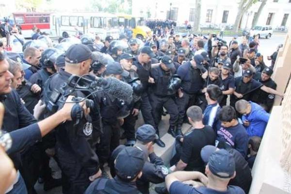 В Одессе Марш равенства закончился столкновениями В Одессе Марш равенства закончился столкновениями