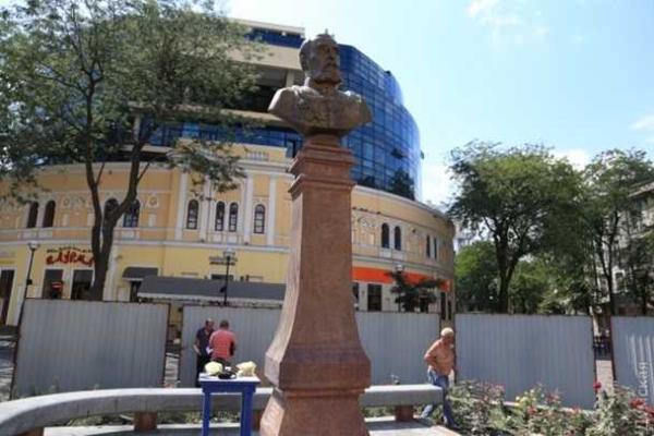 В Одессе возвели памятник бывшему городскому голове Георгию Маразли В Одессе возвели памятник бывшему городскому голове Георгию Маразли