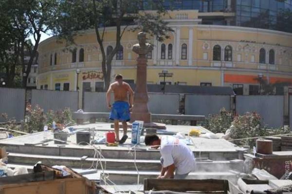 В Одессе возвели памятник бывшему городскому голове Георгию Маразли В Одессе возвели памятник бывшему городскому голове Георгию Маразли