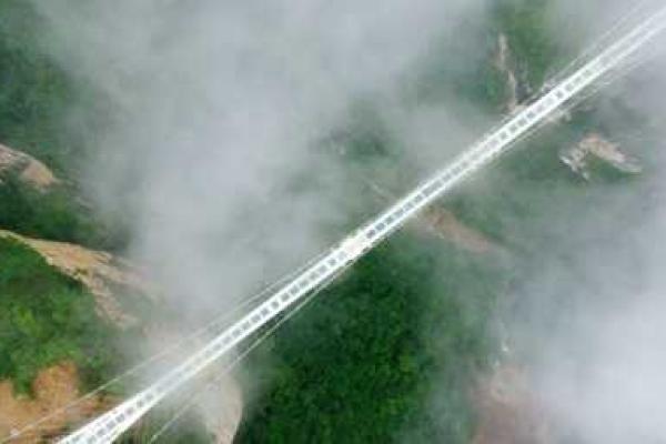 В Китае для посетителей открыли самый длинный и самый высокий стеклянный мост в мире В Китае для посетителей открыли самый длинный и самый высокий стеклянный мост в мире