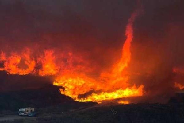 Калифорния охвачена лесными пожарами: замечены мощные огненные смерчи