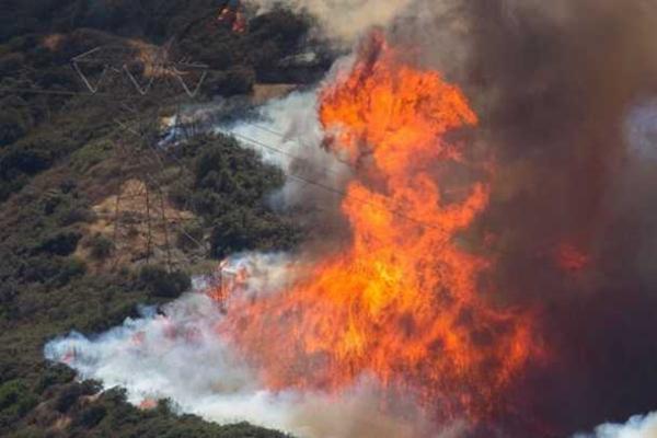 Калифорния охвачена лесными пожарами: замечены мощные огненные смерчи