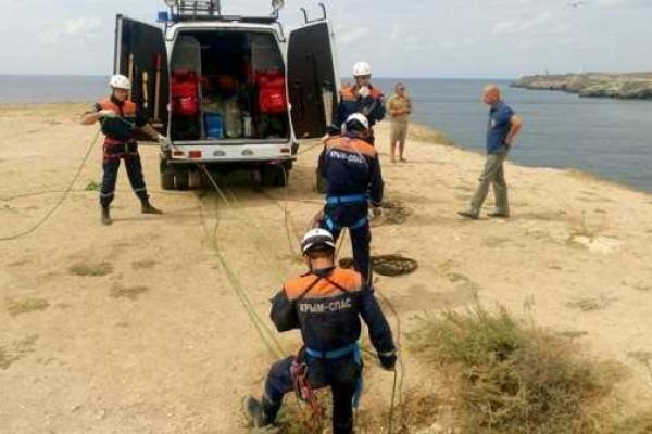 В Крыму неудачные маневры водителя отправили "Daewoo" в 20-метровую ловушку в скале В Крыму неудачные маневры водителя отправили "Daewoo" в 20-метровую ловушку в скале