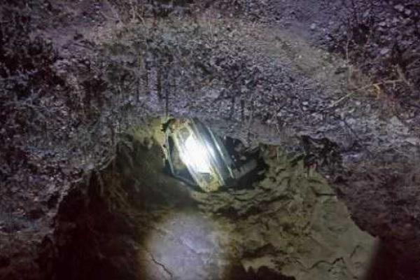 В Крыму неудачные маневры водителя отправили "Daewoo" в 20-метровую ловушку в скале В Крыму неудачные маневры водителя отправили "Daewoo" в 20-метровую ловушку в скале