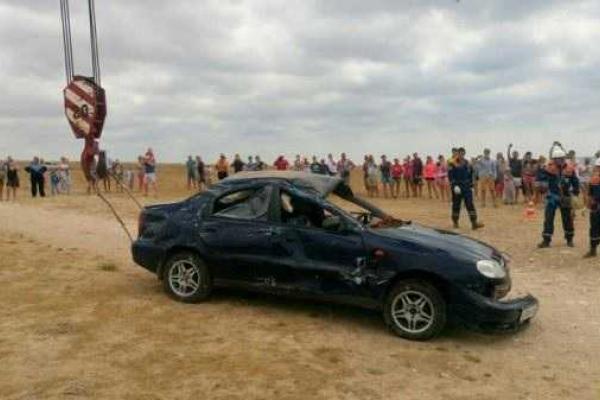 В Крыму неудачные маневры водителя отправили "Daewoo" в 20-метровую ловушку в скале В Крыму неудачные маневры водителя отправили "Daewoo" в 20-метровую ловушку в скале