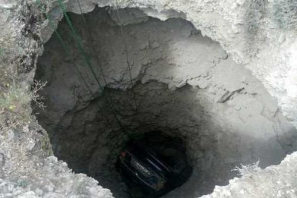 В Крыму неудачные маневры водителя отправили "Daewoo" в 20-метровую ловушку в скале В Крыму неудачные маневры водителя отправили "Daewoo" в 20-метровую ловушку в скале