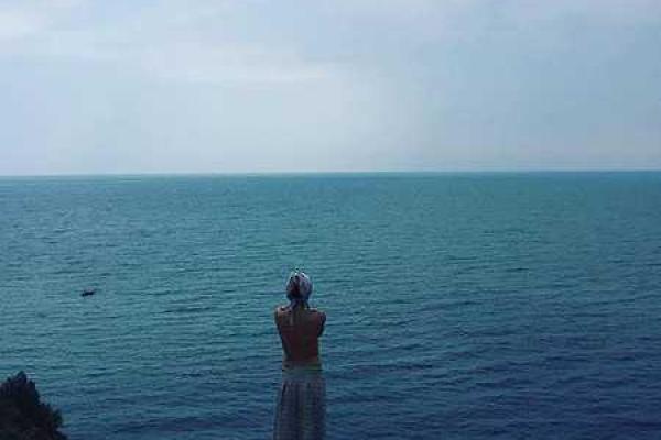 Актриса Любовь Толкалина устроила обнаженный заплыв в реке Мокша Актриса Любовь Толкалина устроила обнаженный заплыв в реке Мокша