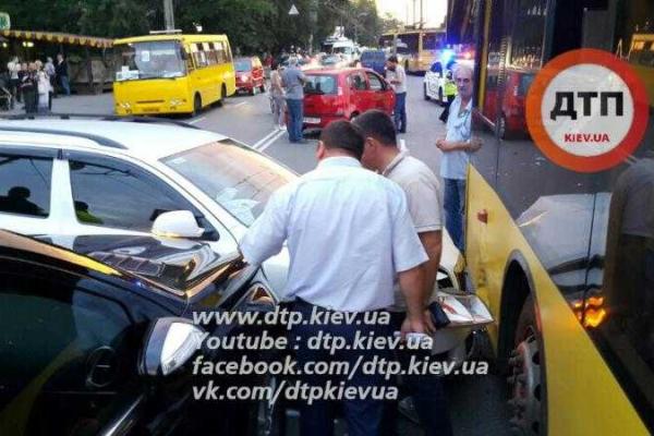 В Киеве масштабное ДТП, участником которого стал полицейский "Toyota Prius" В Киеве масштабное ДТП, участником которого стал полицейский "Toyota Prius"